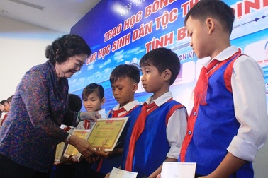 Trao 110 suất học bổng đến học sinh đồng bào thiểu số, hải đảo