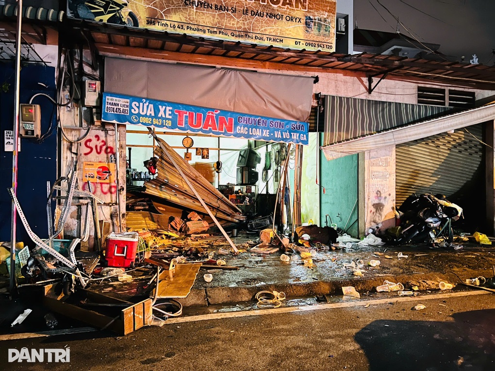 Taxi công nghệ gây tai nạn liên hoàn trên vỉa hè, 2 người bị thương ở TPHCM - 1 Taxi công nghệ gây tai nạn liên hoàn trên vỉa hè, 2 người bị thương ở TPHCM - 1