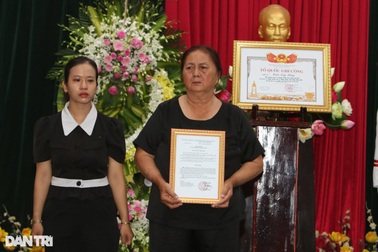 Vợ liệt sỹ Trần Duy Hùng khóc nghẹn khi nhận Bằng Tổ quốc ghi công