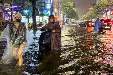 Đường phố Đà Nẵng ngập sâu sau trận mưa xối xả