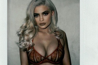 Fans đồn đoán Kylie Jenner mới nâng ngực