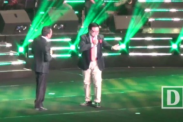 Ca sĩ Mạnh Hà- Việt Hoàn thể hiện "Chiếc gậy Trường Sơn"