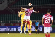 TPHCM thắng SL Nghệ An nhờ bàn đá phản lưới nhà hy hữu