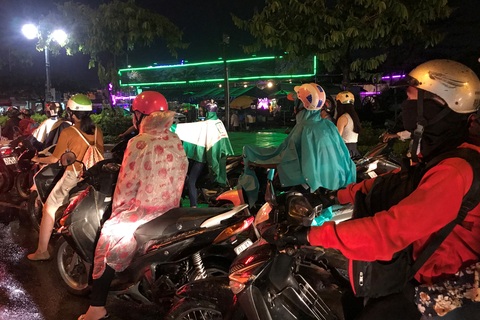 Người Sài Gòn mặc áo ấm, người Hà Nội mướt mải vì nóng 41 độ C