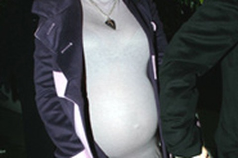 Christina mặc váy mỏng khoe bụng bầu