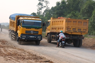 Nghệ An: Xe chở cát “băm nát” quốc lộ, đường Hồ Chí Minh?