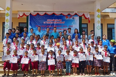 Trao học bổng Vừ A Dính cho học sinh nghèo, dân tộc thiểu số Quảng Bình