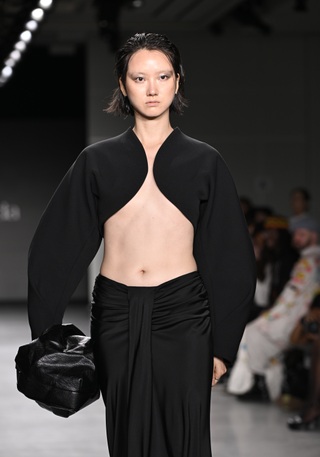 Chi tiết cắt xẻ thổi làn gió mới cho thời trang công sở - 4