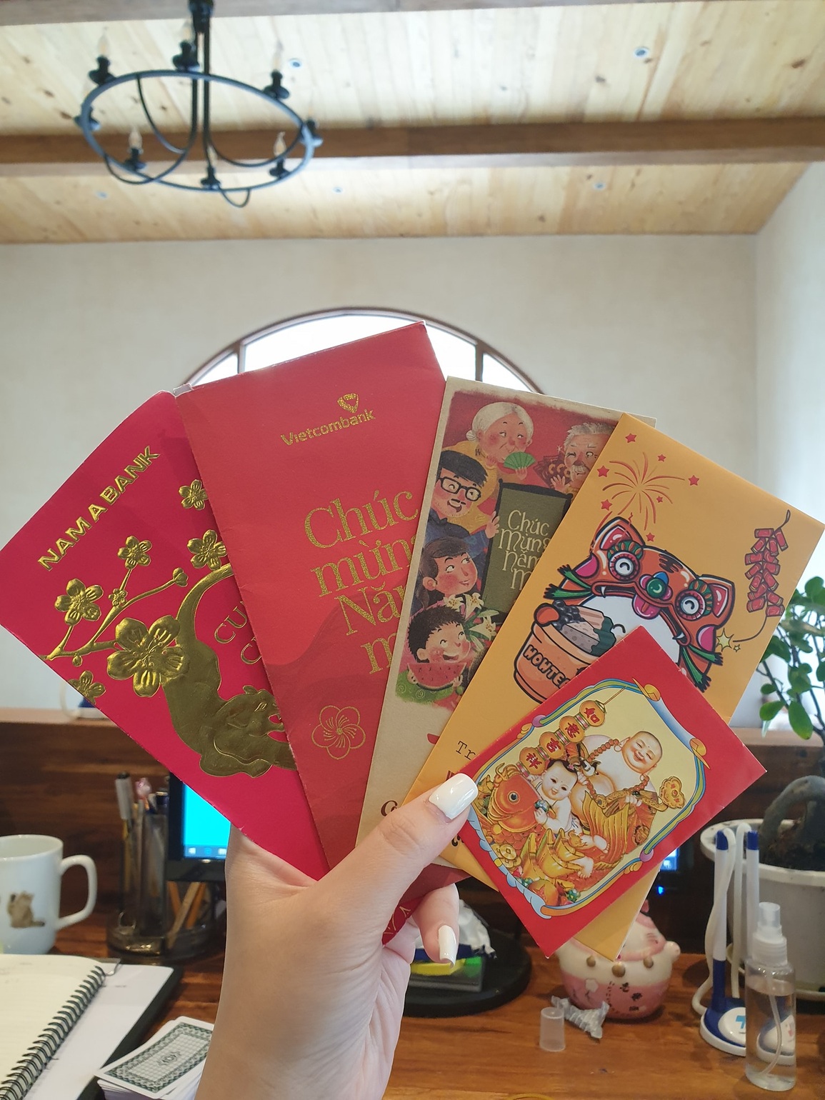 Nữ nhân viên công sở nhận lì xì đủ mua nửa cây vàng - 2 Nữ nhân viên công sở nhận lì xì đủ mua nửa cây vàng - 2