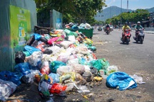 Để rác tràn ra đường, công ty thu gom bị dân gọi điện mắng