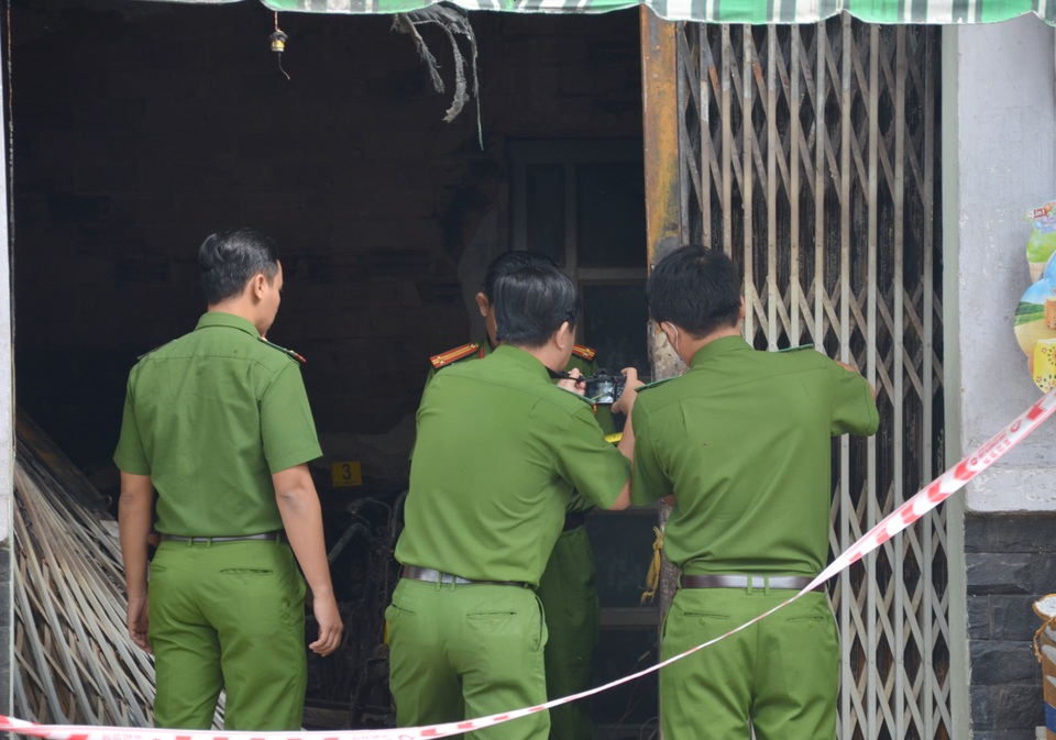 Vụ hỏa hoạn 3 người chết: Bất lực phá 2 lớp cửa của ngôi nhà cháy - 5 Vụ hỏa hoạn 3 người chết: Bất lực phá 2 lớp cửa của ngôi nhà cháy - 5