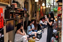 Quán cà phê phong cách ngõ nhỏ Hà Nội ở TPHCM, hút trăm lượt khách mỗi ngày