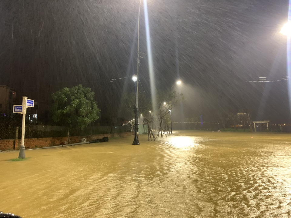 Đà Nẵng: Lần đầu có cảnh nước sông Hàn dâng cao, tràn lên đường - 5 Đà Nẵng: Lần đầu có cảnh nước sông Hàn dâng cao, tràn lên đường - 5