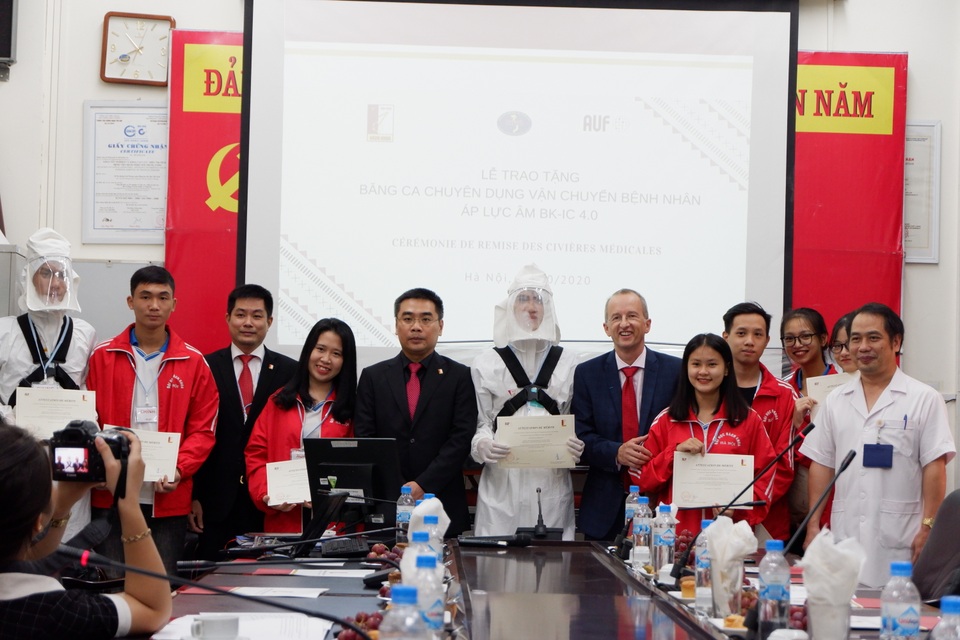 Chiếc cáng có khả năng phong tỏa Covid-19 đặc biệt như thế nào? - 10 Chiếc cáng có khả năng phong tỏa Covid-19 đặc biệt như thế nào? - 10