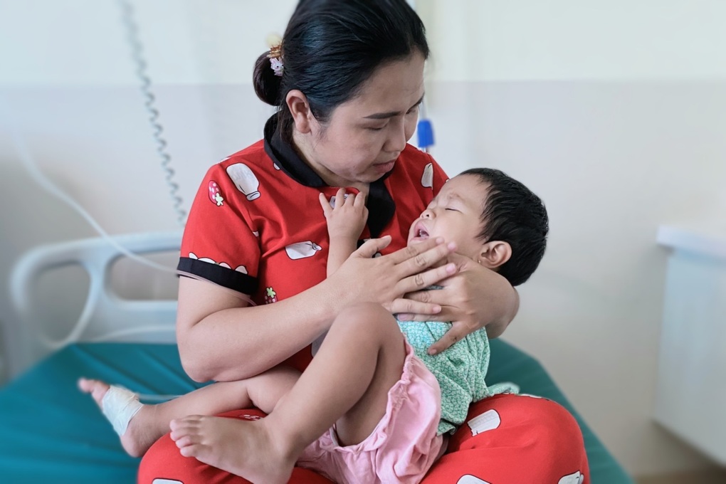 Người mẹ đơn thân cầu xin mọi người cứu con gái nhỏ bị ung thư - 6 Người mẹ đơn thân cầu xin mọi người cứu con gái nhỏ bị ung thư - 6