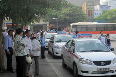 “Trảm” hàng loạt taxi kém chất lượng tại bến xe Gia Lâm