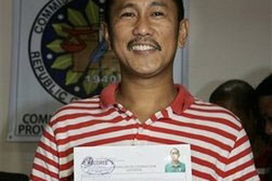 Phó thị trưởng mất vợ trong vụ thảm sát vẫn nộp đơn tranh cử