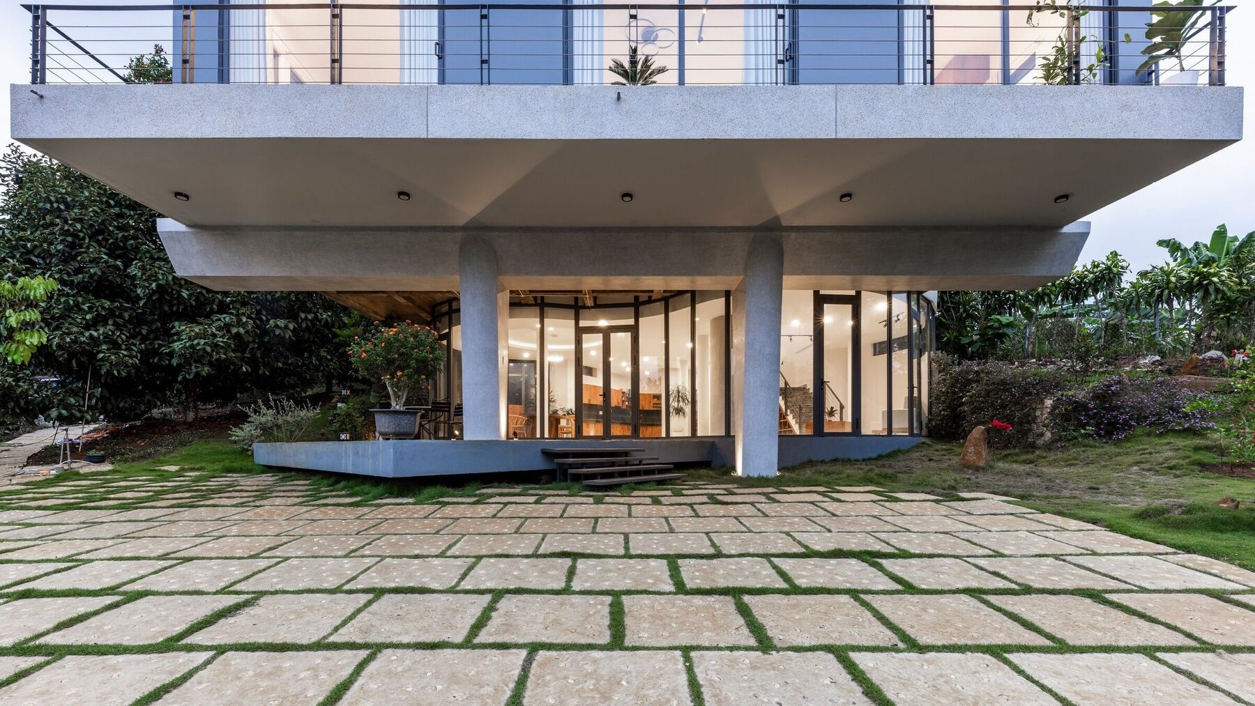 Hídgerendák ihlette Lam Dong ház, 4 üvegajtóval elárasztva fénnyel - 8 Nhà ở Lâm Đồng lấy cảm hứng từ dầm cầu, 4 mặt cửa kính ngập ánh sáng - 8