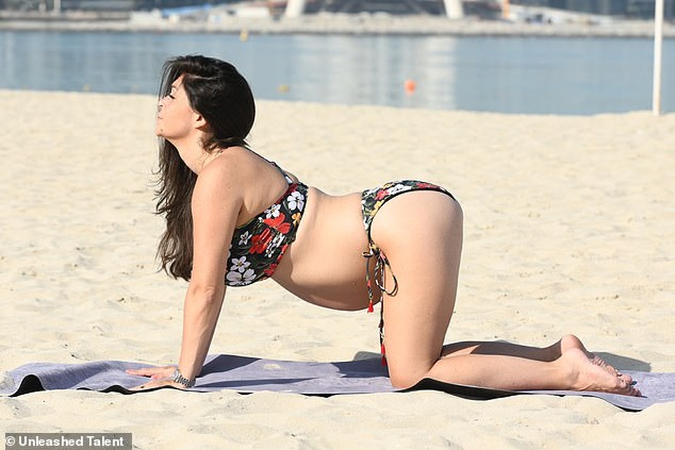 Bà bầu Casey Batchelor mặc áo tắm tập yoga - 1 Bà bầu Casey Batchelor mặc áo tắm tập yoga - 1