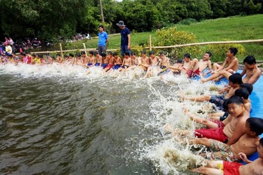 Ngăn kênh thủy lợi dạy bơi cho học sinh vùng lũ