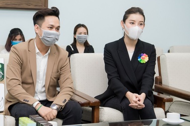 Huyền My ủng hộ 2.000 chai gel rửa tay, xịt kháng khuẩn chống dịch Covid-19