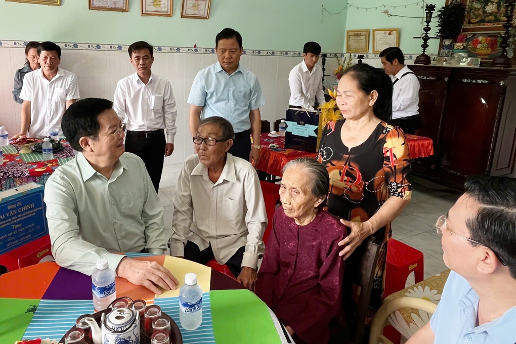 Phó Thủ tướng Mai Văn Chính thăm, tặng quà gia đình chính sách tại Tây Ninh - 1 Phó Thủ tướng Mai Văn Chính thăm, tặng quà gia đình chính sách tại Tây Ninh - 1