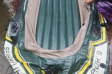 Mượn thuyền của đoàn cứu hộ không được, mang dao ra chém thủng