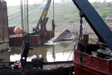 “Người nhái” trục vớt tàu chìm dưới sông Đuống