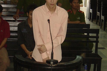 Hoãn xử bị cáo đang thụ án vẫn hiếp dâm, giết người