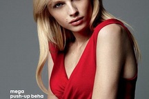 Siêu mẫu nam xinh đẹp được chọn quảng cáo… áo lót nữ