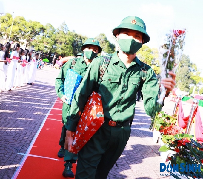 Các thanh niên bước vào cầu vinh quang tiến về xe của đơn vị 