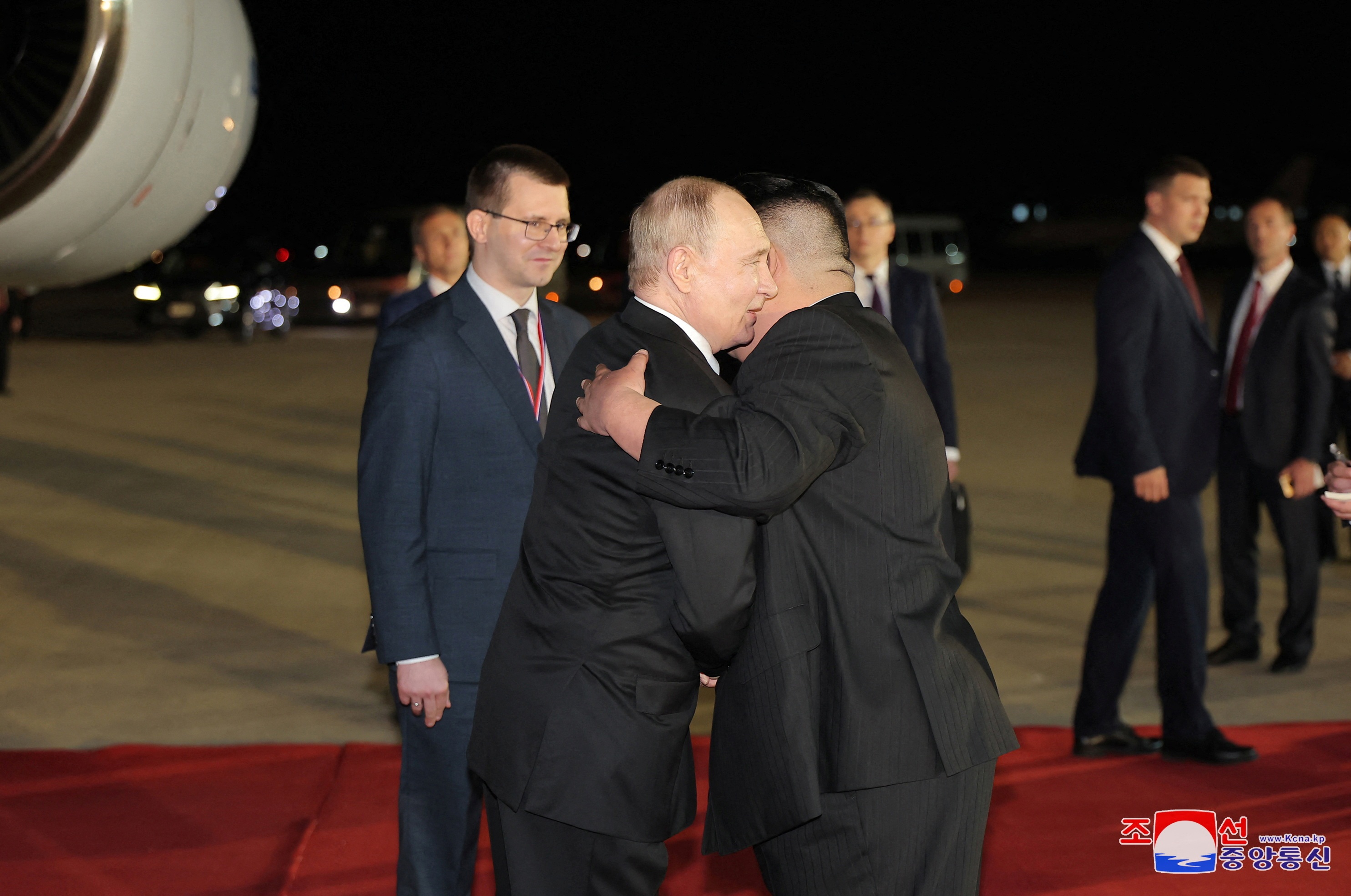 Hai nhà lãnh đạo Nga và Triều Tiên ôm và chào hỏi nhau tại sân bay (Ảnh: Reuters).