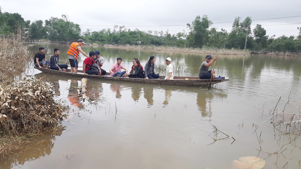Đội chèo ghe ngày đêm giúp dân di chuyển trong vùng lũ - 5 Đội chèo ghe ngày đêm giúp dân di chuyển trong vùng lũ - 5