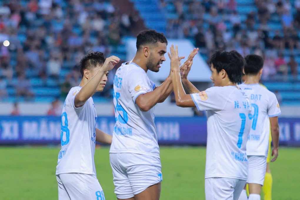 Lý Công Hoàng Anh tỏa sáng, CLB Nam Định xây chắc ngôi đầu bảng V-League - 3 Lý Công Hoàng Anh tỏa sáng, CLB Nam Định xây chắc ngôi đầu bảng V-League - 3