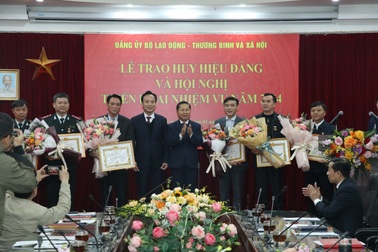 6 cán bộ Bộ LĐ-TB&XH nhận huy hiệu 30 năm tuổi Đảng