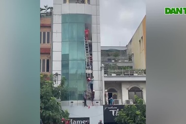 Hơn 10 người đu thang thoát khỏi căn nhà bốc cháy