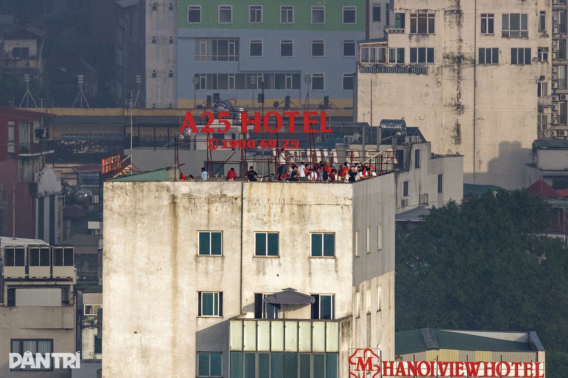 Người dân chênh vênh trên nóc nhà cao tầng để ngắm máy bay, xem diễu binh - 5 Người dân chênh vênh trên nóc nhà cao tầng để ngắm máy bay, xem diễu binh - 5