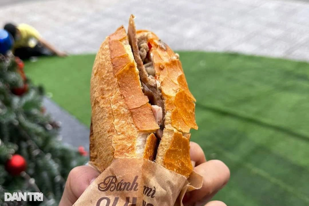 Nhiều người nghi ngộ độc sau khi ăn bánh mì nổi tiếng ở Hội An - 1 Nhiều người nghi ngộ độc sau khi ăn bánh mì nổi tiếng ở Hội An - 1
