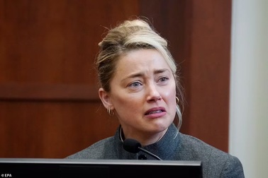 Amber Heard khóc lóc phủ nhận cáo buộc phóng uế trên giường