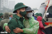Người thân đội mưa bịn rịn tiễn tân binh lên đường nhập ngũ