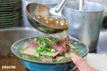 Độc đáo tô phở gần 1kg, có "miếng sườn to nhất TPHCM"