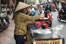 Nắng nóng 40 độ: Gánh hàng rong vỉa hè bán 300 cốc thạch/ngày