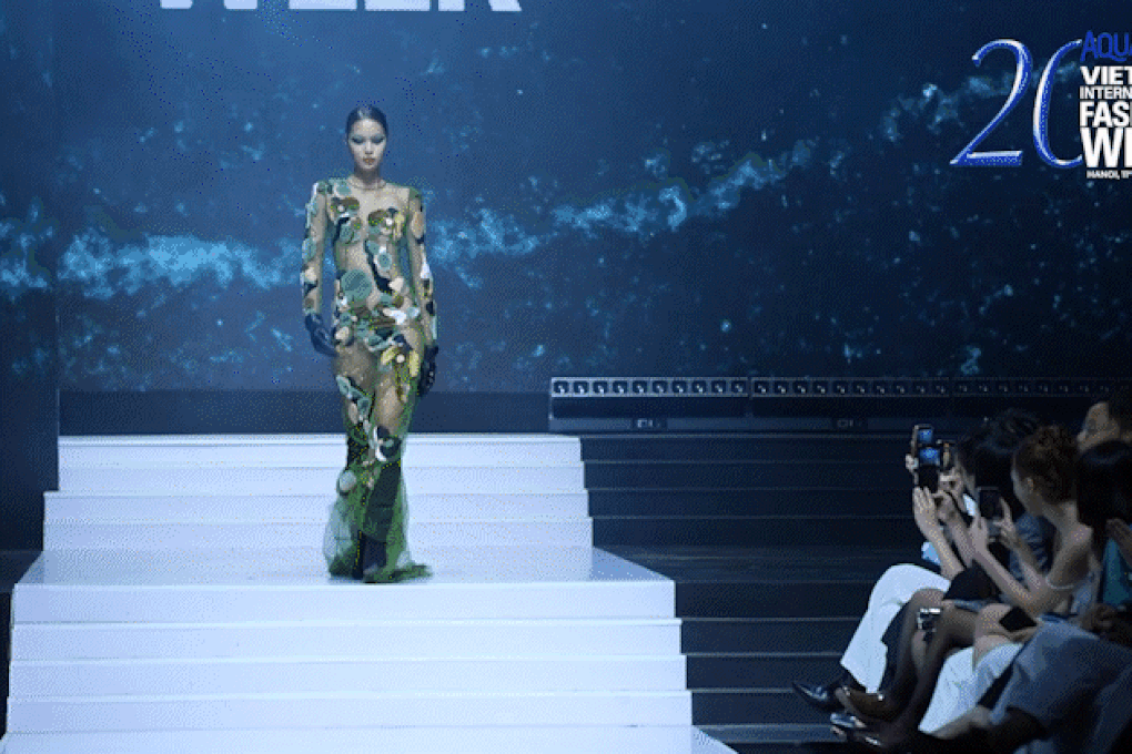 Siêu mẫu Naomi Campbell khen cú ngã đẹp như tạo dáng của Lại Mai Hoa - 1