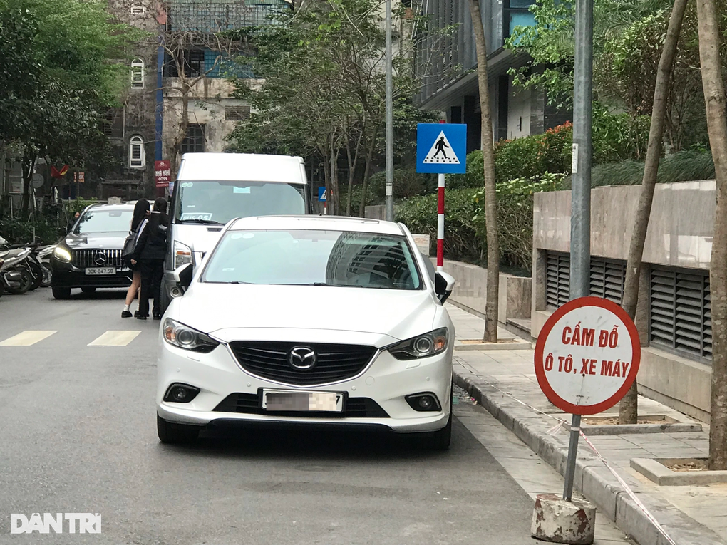 Hà Nội: Gần 4.000 học sinh bị ô tô bủa vây, tan học tràn xuống lòng đường - 3 Hà Nội: Gần 4.000 học sinh bị ô tô bủa vây, tan học tràn xuống lòng đường - 3