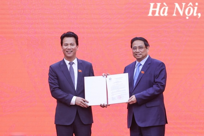 Thủ tướng trao quyết định bổ nhiệm cho ông Đặng Quốc Khánh. (Ảnh: VGP/Nhật Bắc).