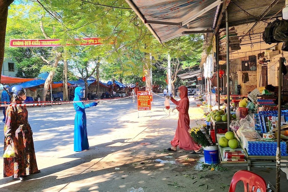 Hình ảnh lạ trong ngày đầu người dân TP Vinh đi chợ bằng thẻ - 12 Hình ảnh lạ trong ngày đầu người dân TP Vinh đi chợ bằng thẻ - 12