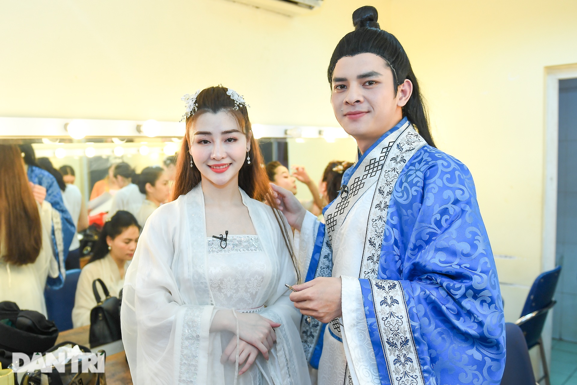 NSƯT Linh Huệ hóa Tú Bà được đàn em hôn lên má ở hậu trường sân khấu Hà Nội - 3 NSƯT Linh Huệ hóa Tú Bà được đàn em hôn lên má ở hậu trường sân khấu Hà Nội - 3