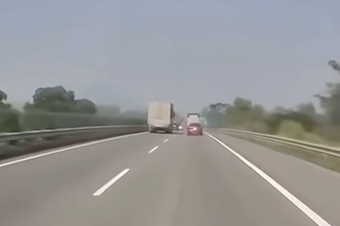 Đi kiểu "điền vào chỗ trống", xe con gây họa trên đường cao tốc