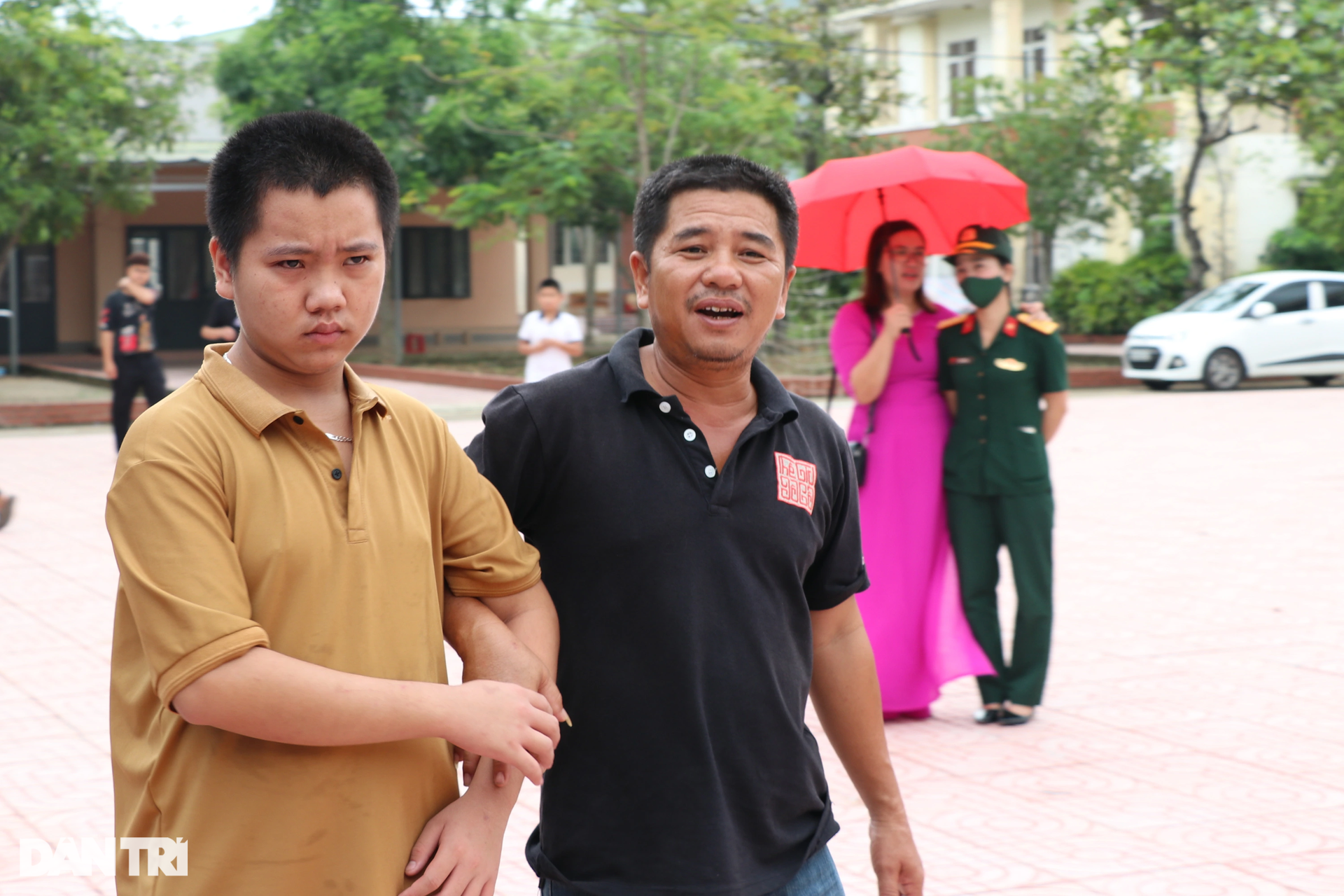 Lễ khai giảng ở ngôi trường đặc biệt, bố mẹ bỏ công việc cả tuần theo con - 9 Lễ khai giảng ở ngôi trường đặc biệt, bố mẹ bỏ công việc cả tuần theo con - 9