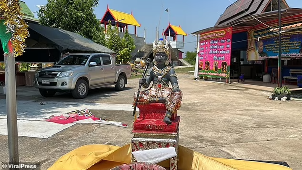 Tượng vàng mô phỏng bộ phận nhạy cảm của nam và nữ hút khách đến cầu nguyện - 3 Tượng vàng mô phỏng bộ phận nhạy cảm của nam và nữ hút khách đến cầu nguyện - 3